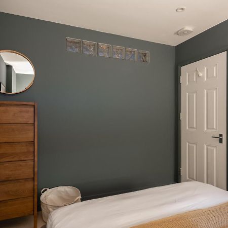 The Heart Of Shepherds Bush - Modern 2Bdr Apartment With Garden Londra Esterno foto