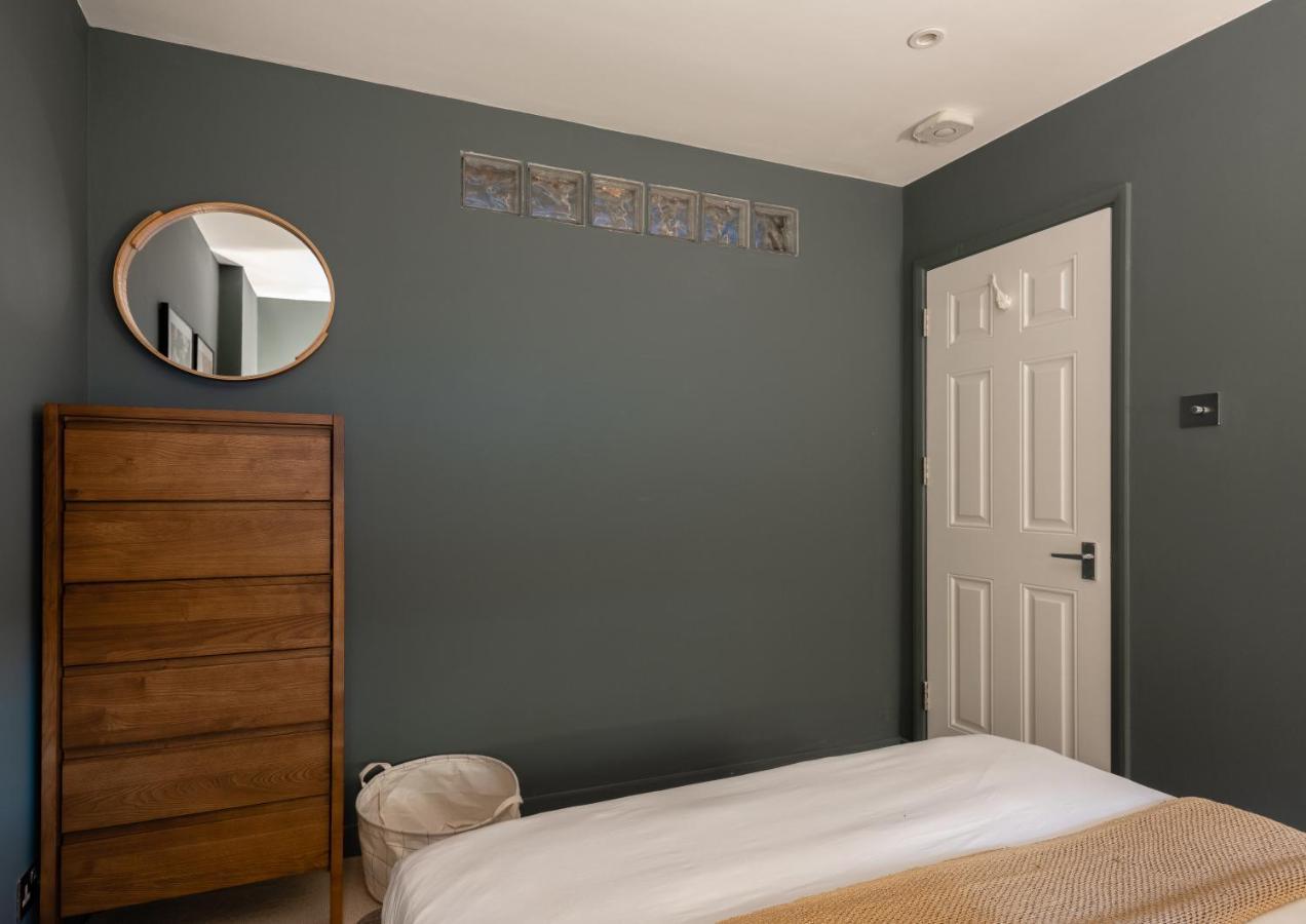 The Heart Of Shepherds Bush - Modern 2Bdr Apartment With Garden Londra Esterno foto